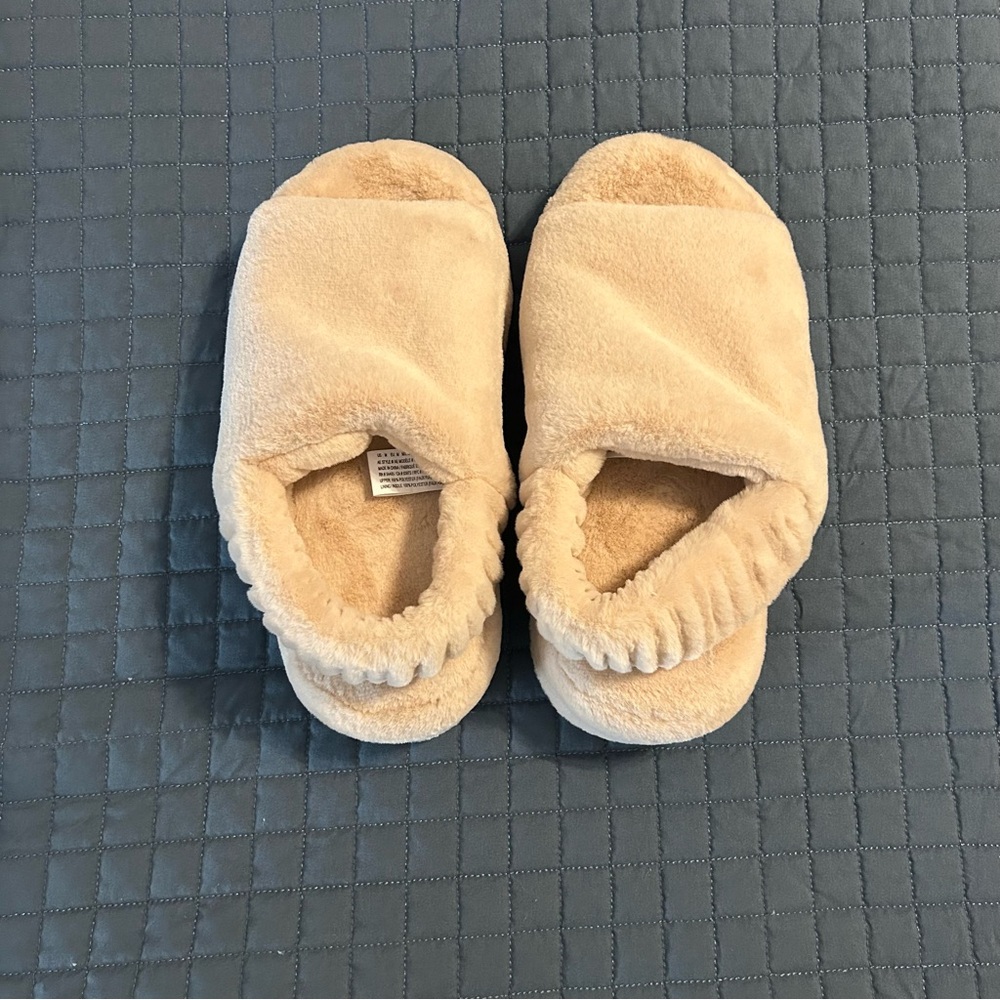 American Eagle Women’s Fuzzy Slippers Size 7-8